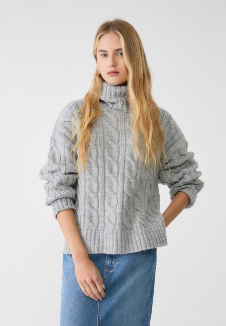 Thickly woven sweater with a turn-down collar