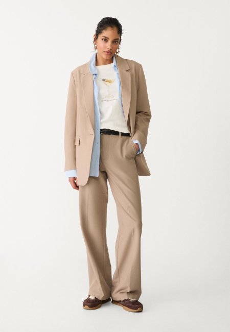 Formal pants in a relaxed straight fit with a belt