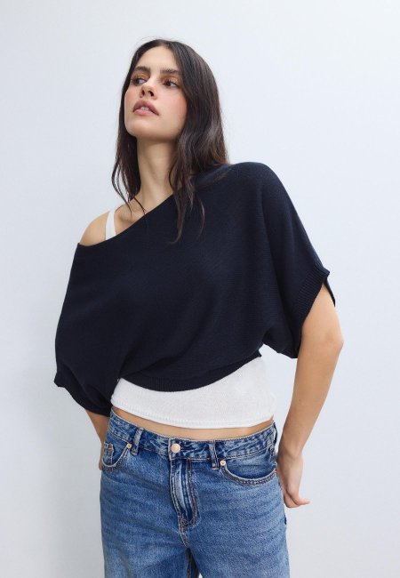 Knitted sweater with wide collar and layers