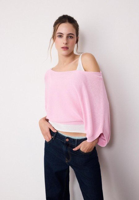 Knitted sweater with wide collar and layers