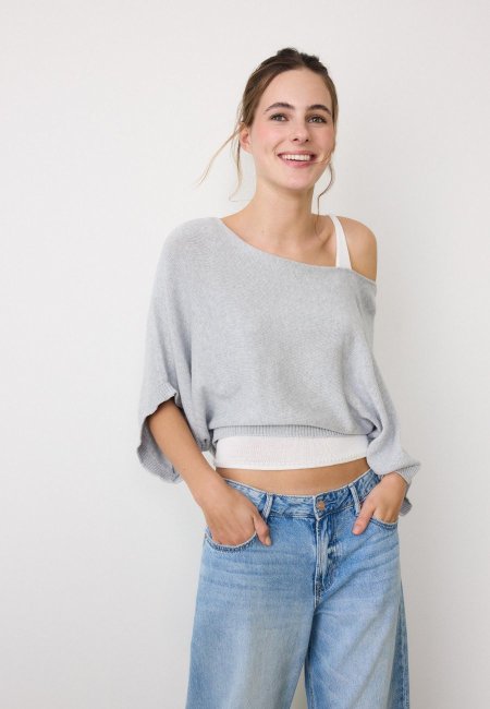 Knitted sweater with wide collar and layers