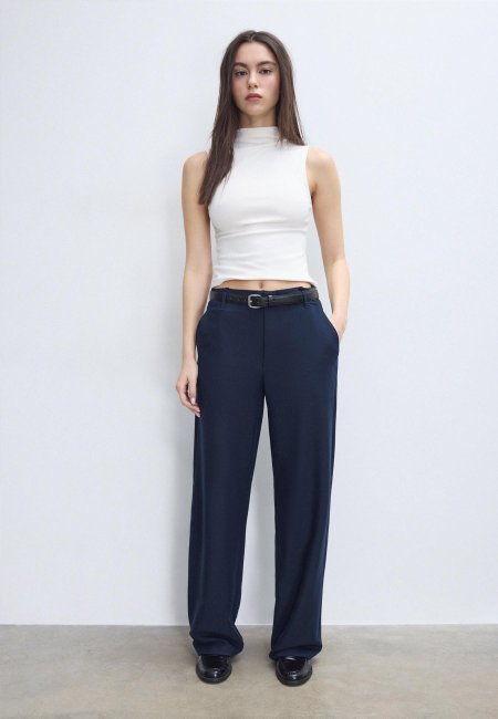 Formal pants in a relaxed straight fit with a belt