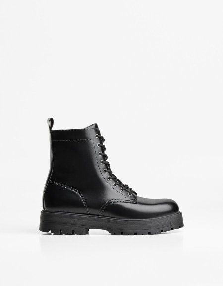 Ankle boots with tractor sole and laces