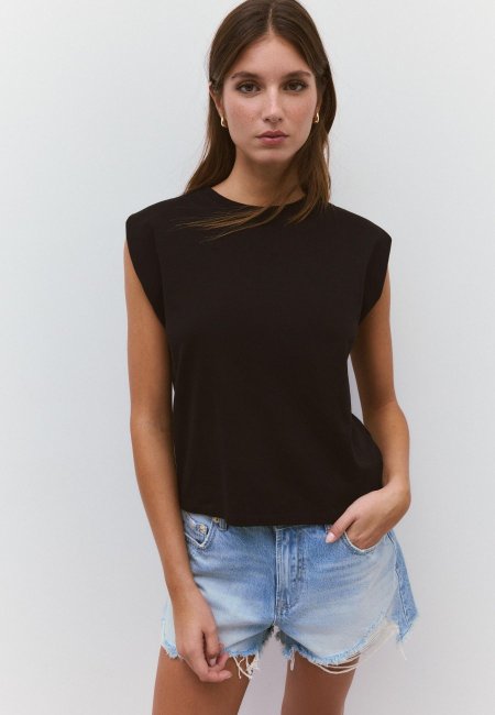 Basic T-shirt with padded shoulders
