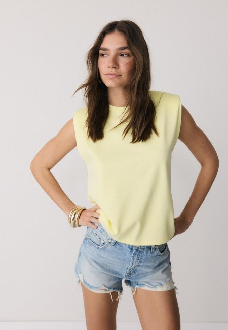 Basic T-shirt with padded shoulders