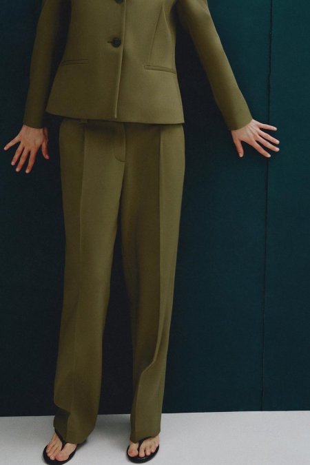STRAIGHT CUT PLEATED PANTS